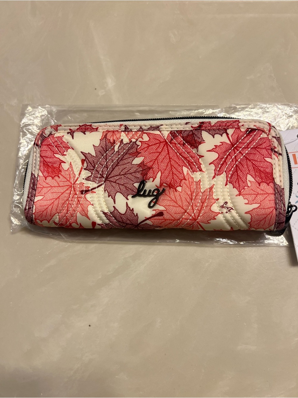NWT Lug tendu maples cream wallet